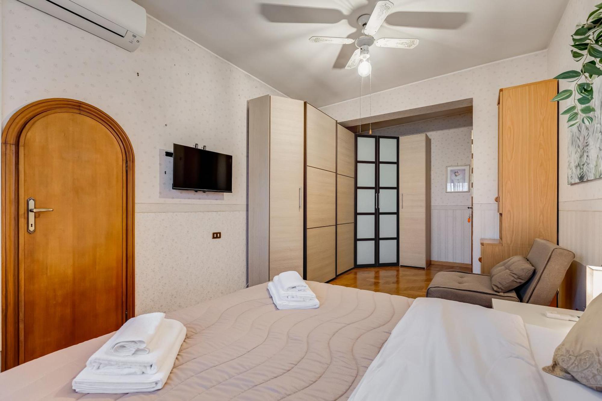 The Elegant Penthouse - Ampio Attico Con Posto Auto Apartment Rom